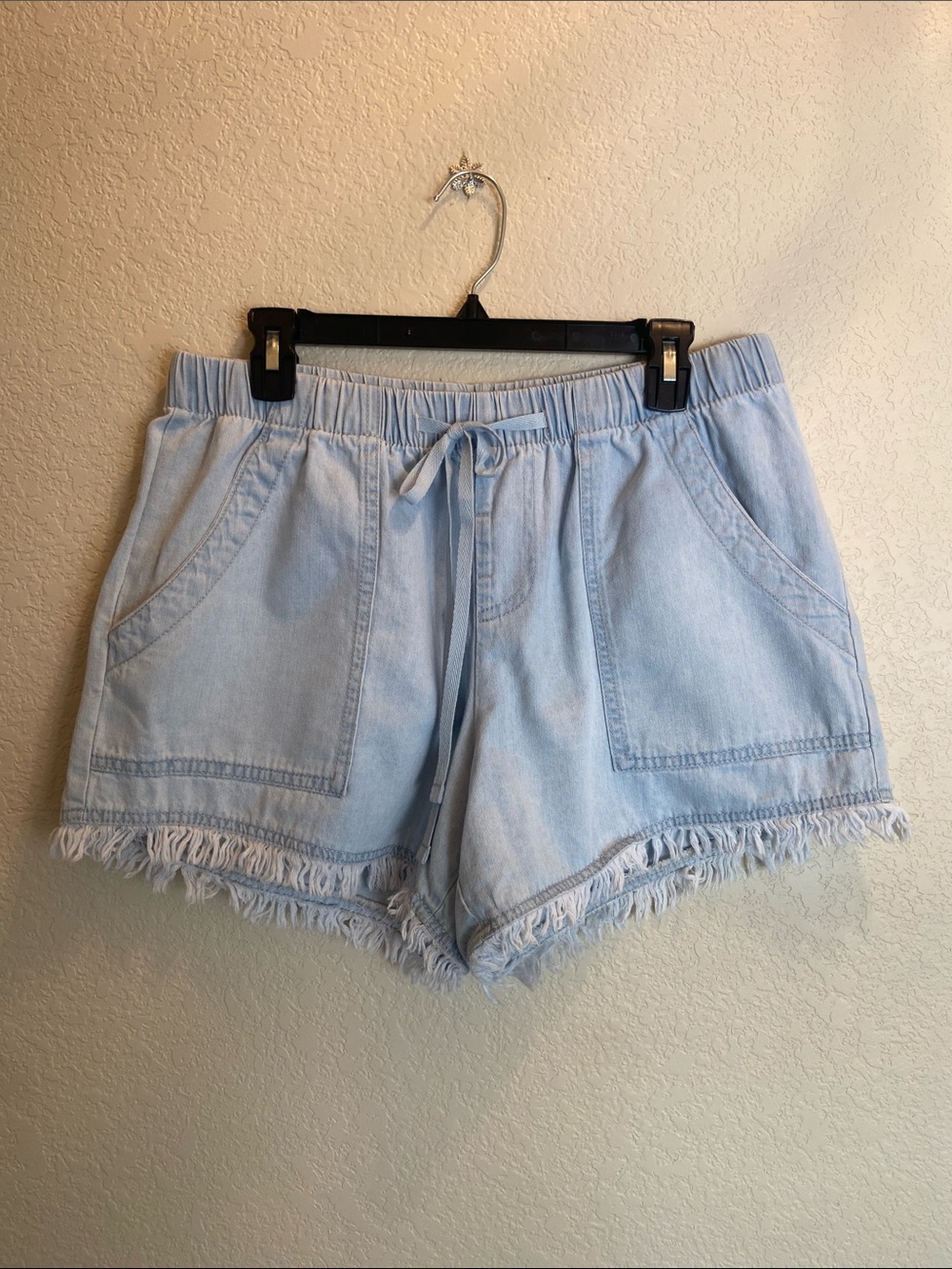 Casual Lightweight Chambray Frayed Hem Denim Shorts - Light Blue. Size XL